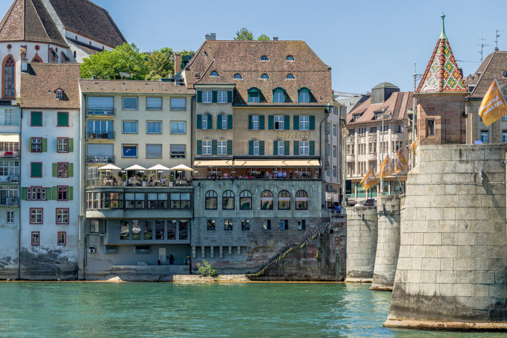 Club de Bâle von der anderen Rheinseite aus